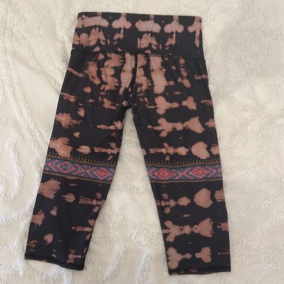 Teeki knee length leggings. Super flattering! Size M - Picture 4 of 4